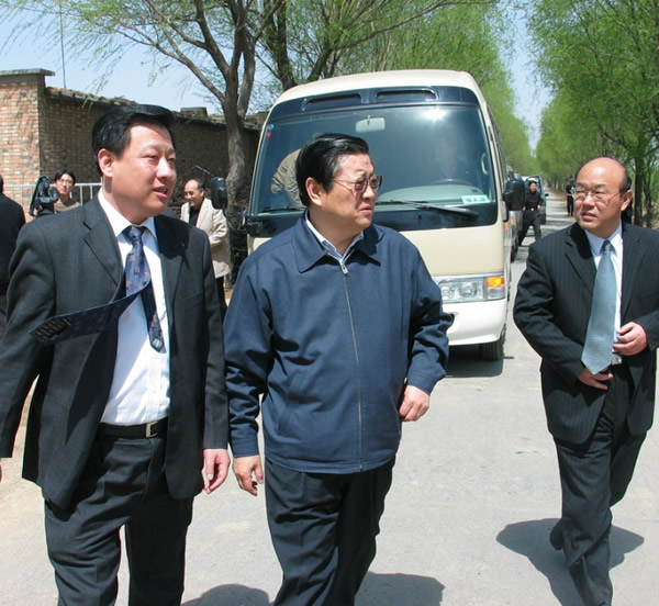 2005年，時任河北省省委書記白克明同志（中）來我公司視察